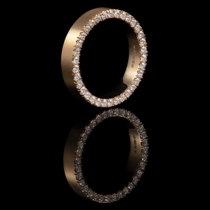 alternative engagement ring eternity ring diamond ring red gold diamonds